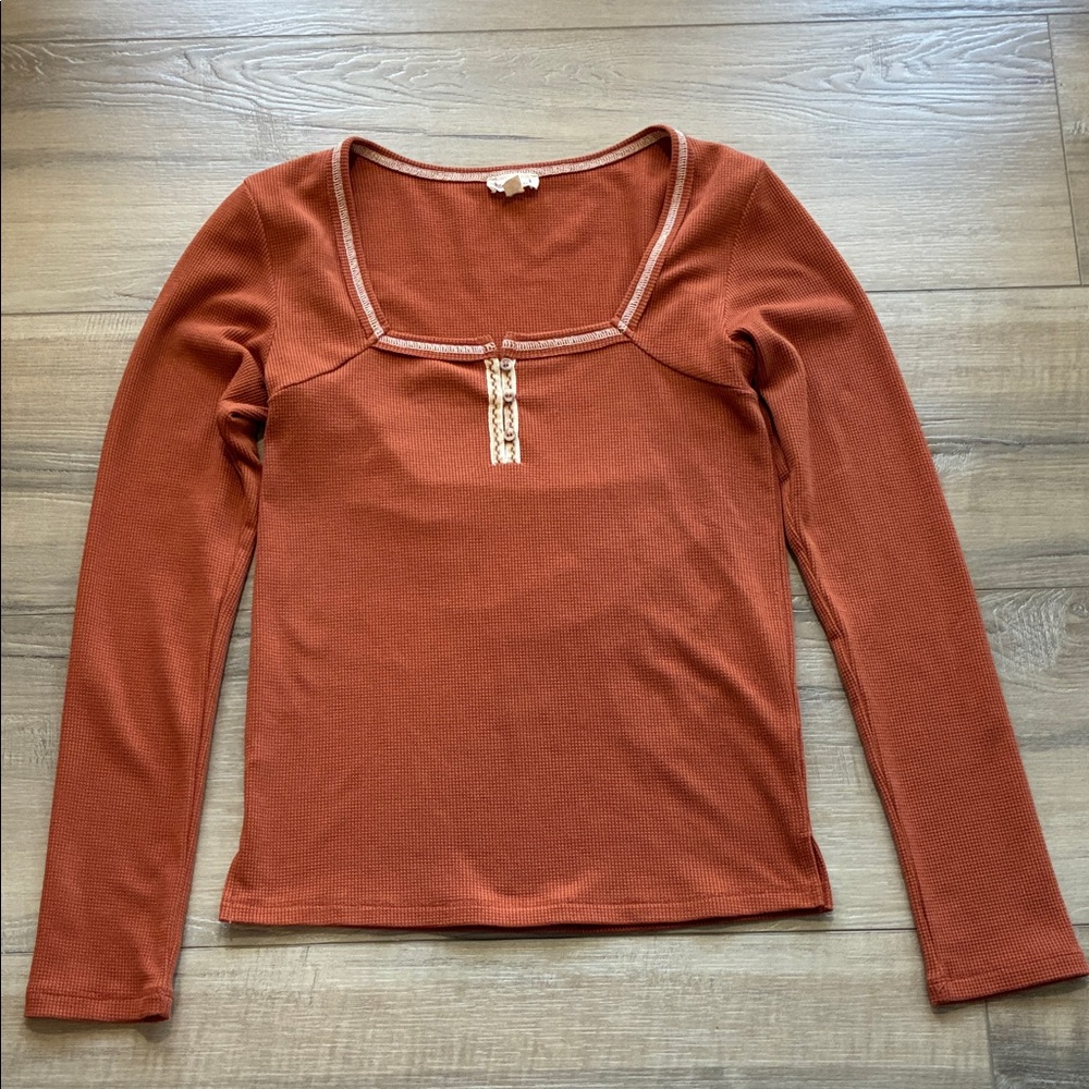 Hem & Thread Long Sleeve Scoop Neck Tee in Rust